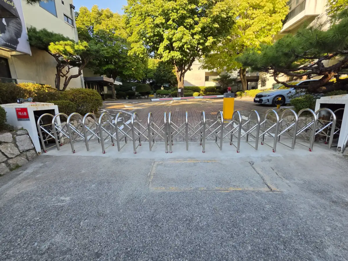 차량 진입로에 스테인리스 펜스를 설치한 모습
